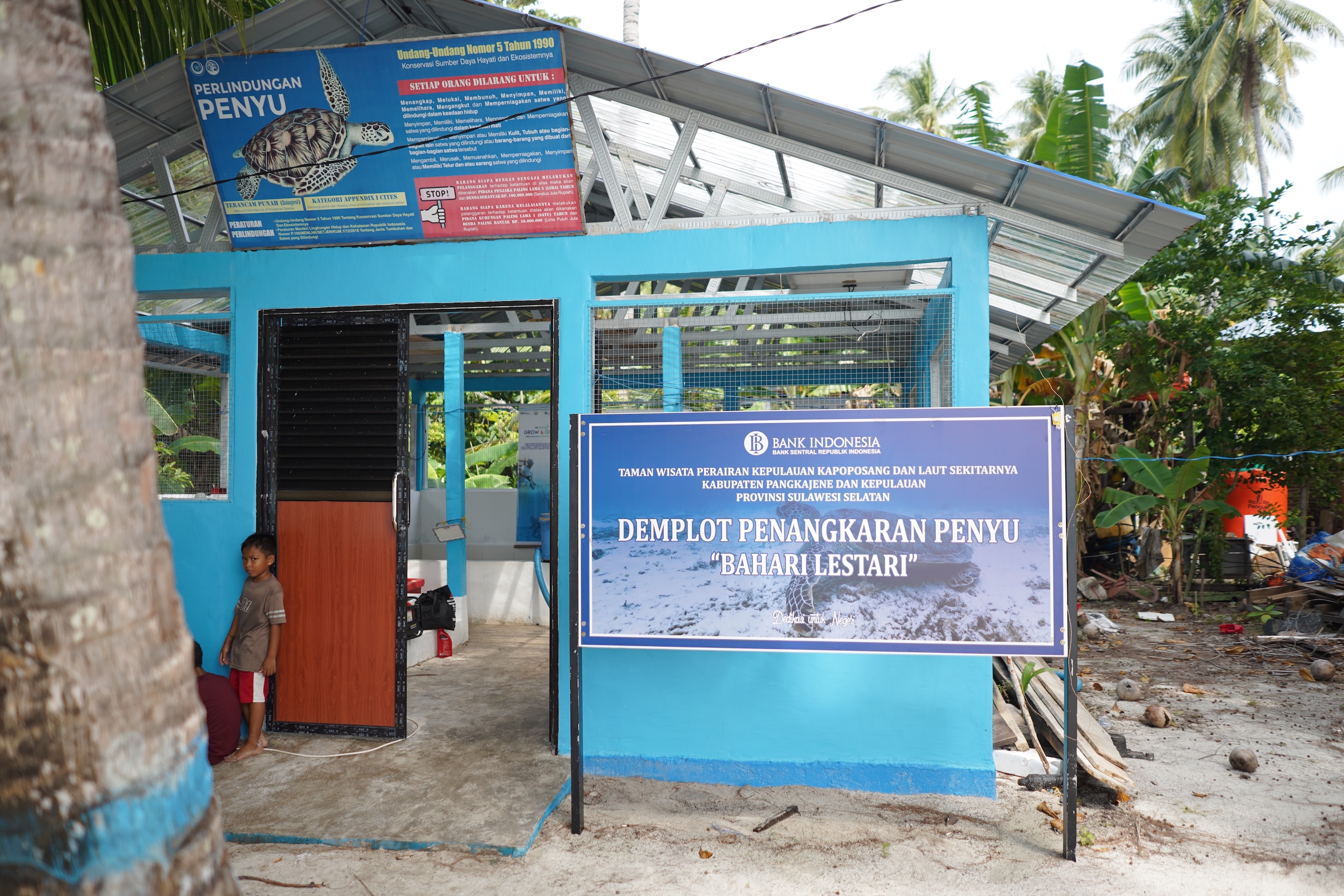 Lokasi demonstration plot penangkaran penyu ‘Bahari Lestari’ yang dikelola oleh Kelompok Masyarakat Bahari Lestari di Pulau Kapoposang.
